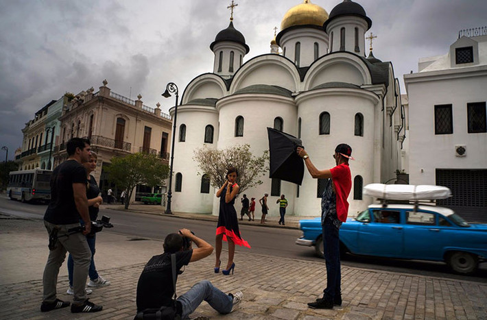 Cô cũng thực hiện một vài shoot ảnh bên ngoài một nhà thờ Chính thống giáo Nga ở Havana. Theo AP, việc Cuba nối lại quan hệ với Cuba cũng như nới lỏng chính sách trong khu vực kinh tế tư nhân nhỏ đã thúc đẩy các loại hình kinh doanh tổ chức sự kiện.