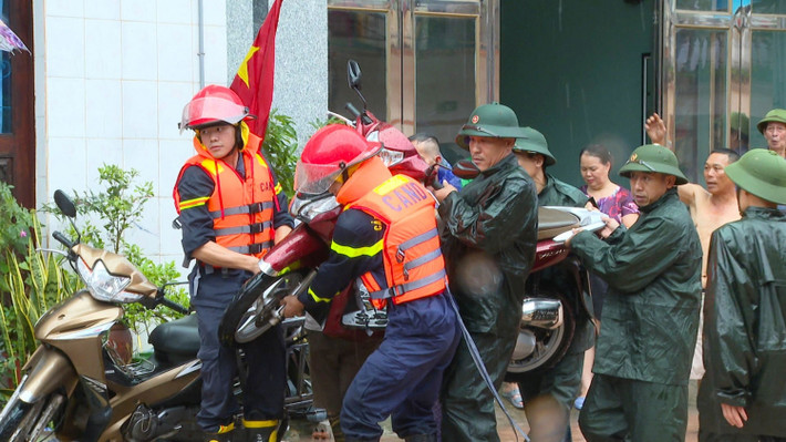 Hiện, lực lượng Công an toàn tỉnh Quảng Ninh đang tích cực, khẩn trương triển khai công tác cứu nạn, cứu hộ, di dời người dân và tài sản ra khỏi vùng bị ngập lụt, phân luồng, điều hướng giao thông, đảm bảo đi lại thông suốt. Ảnh: CAQN >>> Mời độc giả xem thêm video Hà Nội mưa lớn và ngập úng diện rộng | VTV24:
