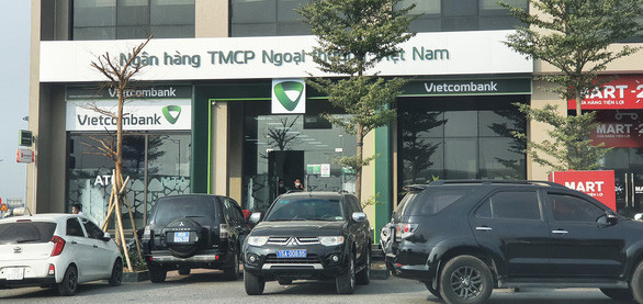 Theo cáo trạng, khoảng tháng 12/2021, Nguyễn Văn Nam (SN 1998, trú tại xã Nghĩa Lộ, huyện Cát Hải, TP Hải Phòng) nảy sinh ý định cướp tiền tại ngân hàng nên đã tìm mua 1 khẩu súng ổ quay, 1 khẩu súng bút tự chế và 47 viên đạn.