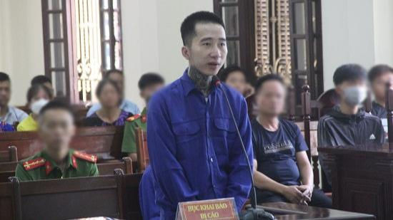 Kết thúc phiên Tòa, hội đồng xét xử đã tuyên phạt bị cáo Nguyễn Văn Nam tù chung thân về tội "Cướp tài sản" theo Điểm a Khoản 4 Điều 168 Bộ luật Hình sự, 2 năm 6 tháng tù về tội "Tàng trữ, sử dụng trái phép vũ khí quân dụng" theo Khoản 1 Điều 304 Bộ luật Hình sự. Tổng hợp hình phạt chung 2 tội của bị cáo Nam là tù chung thân. Hội đồng xét xử tuyên phạt bị cáo Trần Thị Thu Thủy 10 năm tù về tội "Chứa chấp, tiêu thụ tài sản do người khác phạm tội mà có" theo Khoản 4 Điều 323 Bộ luật Hình sự. >>> Mời độc giả xem thêm video Bắc Ninh: Tên cướp đâm nhân viên bảo vệ Thế giới di động bị bắt: