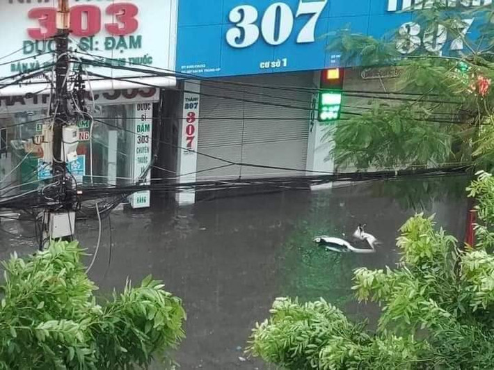 Trước cổng Bệnh viện Việt - Tiệp mênh mông biển nước. Ảnh:CTV