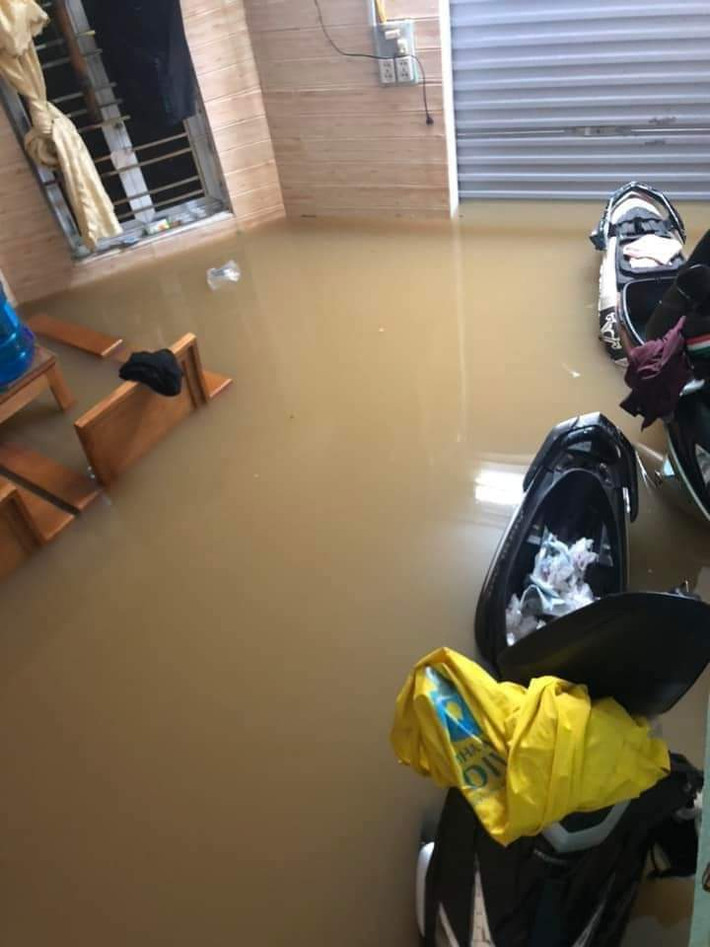 Mưa lớn kéo dài, nước tràn vào nhà. Ảnh: CTV