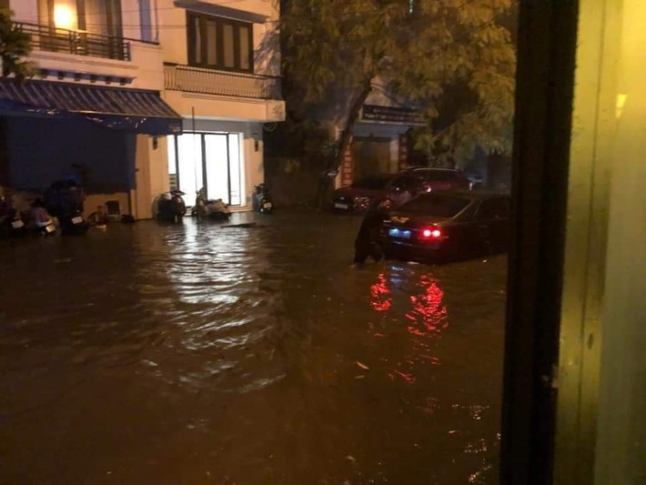 Người dân phải xuống đường đẩy xe. Ảnh: CTV