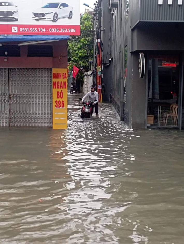 Các hàng quán phải đóng cửa vì nước ngập sâu.Ảnh: CTV