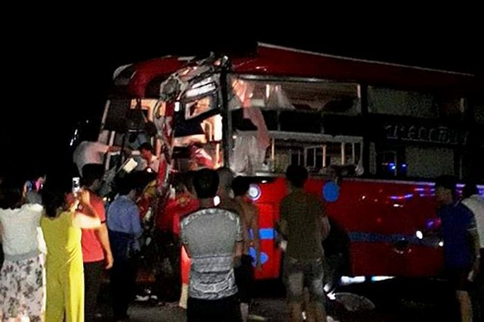 15. Hai xe khách tông nhau, 7 người bị thương nặng: Vụ tai nạn xảy ra vào 24/5, do ông Trần Ngọc Vinh (45 tuổi, quê Quảng Ngãi) điều khiển xe ô tô giường nằm chở 19 người chạy trên tuyến tránh của đường Hồ Chí Minh (huyện Chư Sê, tỉnh Gia Lai). Khi rẽ sang quốc lộ 25 đi huyện Phú Thiện, xe bất ngờ tông vào ôtô khách cùng loại chở 14 người do ông Phan Trọng Phương (43 tuổi, quê Đăk Lăk) điều khiển chạy hướng ngược lại. Vụ tai nạn đã khiến 7 người bị thương nặng, nhiều hành khách hoảng sợ, la hét đâp kính xe thoát thân. (Ảnh: Anninhthudo)