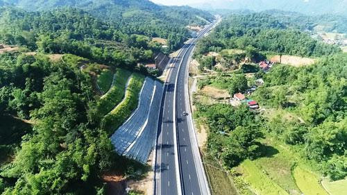 Được biết, dự án cao tốc Bắc Giang - Lạng Sơn đoạn tuyến Bắc Giang - Chi Lăng có chiều dài gần 64 km, nối tiếp từ cao tốc Hà Nội - Bắc Giang đến huyện Chi Lăng (cách TP Lạng Sơn 30 km), bề rộng làn đường 25 m, bao gồm 4 làn xe và 2 làn dừng khẩn cấp, tốc độ thiết kế 100 km/h. (Ảnh: Nld)