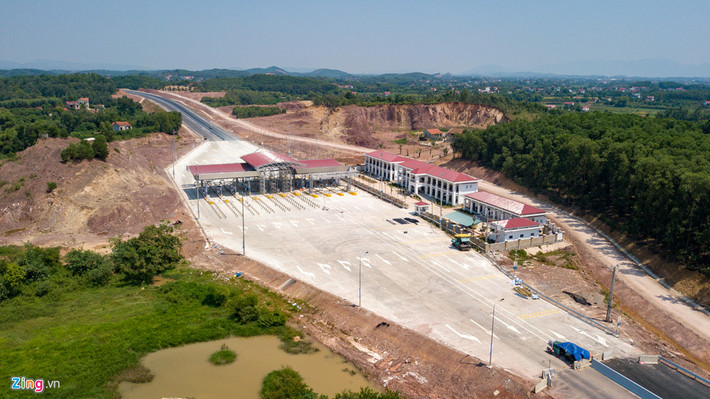 Sau đó, đại diện Hội đồng Nghiệm thu Nhà nước cho biết, do nhiều hạng mục dự án vẫn chưa xong, chưa hoàn chỉnh về hồ sơ kỹ thuật nên chưa thể nghiệm thu về chất lượng. Tại thời điểm thông xe, dự án còn khoảng 1.000 m hộ lan, điện chiếu sáng, biển báo, mắt phản quang vẫn chưa lắp đặt xong. (Ảnh: Zing)