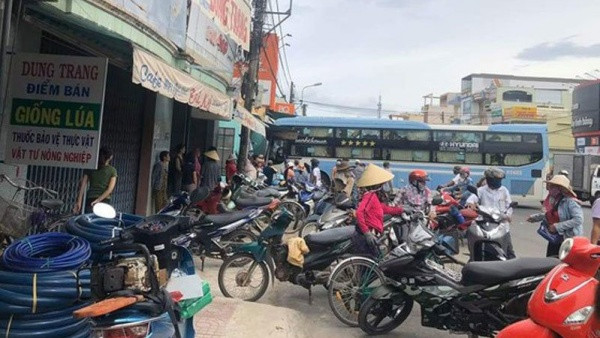 19. Xe khách tông 2 xe máy rồi lao vào nhà dân, 2 người thương vong: Khoảng 14h20 ngày 28/8, một xe khách mang BKS: 37B - 016.22 do tài xế Lê Văn Thành (31 tuổi, trú xã Đức Lạng, huyện Đức Thọ, tỉnh Hà Tĩnh) lưu thông trên QL1A theo hướng Nam - Bắc, khi đến đoạn qua thị trấn Châu Ổ, huyện Bình Sơn, tỉnh Quảng Ngãi thì bất ngờ xảy ra va chạm với xe máy mang BKS: 76HM - 5930 do chị Nguyễn Thị Mến (35 tuổi, trú TT.Châu Ổ) điều khiển đi cùng chiều, chưa dừng lại, chiếc xe khách này tông tiếp vào xe máy mang BKS: 76U9 - 5818 do ông Võ Văn Vận (68 tuổi, trú thôn Đông Yên, xã Bình Dương, huyện Bình Sơn) chạy ngược chiều, sau đó lao vào cửa hàng giày. Hậu quả, vụ tai nạn khiến một người tử vong và 1 người bị thương. (Ảnh: Báo SGGP)