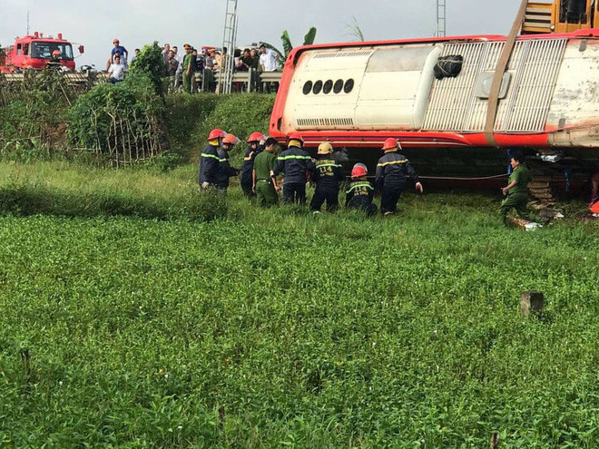 Hậu quả, vụ tai nạn đã khiến 1 hành khách ngồi phía sau kẹt trong xe tử vong, 20 hành khách khác trên xe bị thương và được mọi người giải cứu đưa đi cấp cứu. (Ảnh: Tri Thức Trẻ)