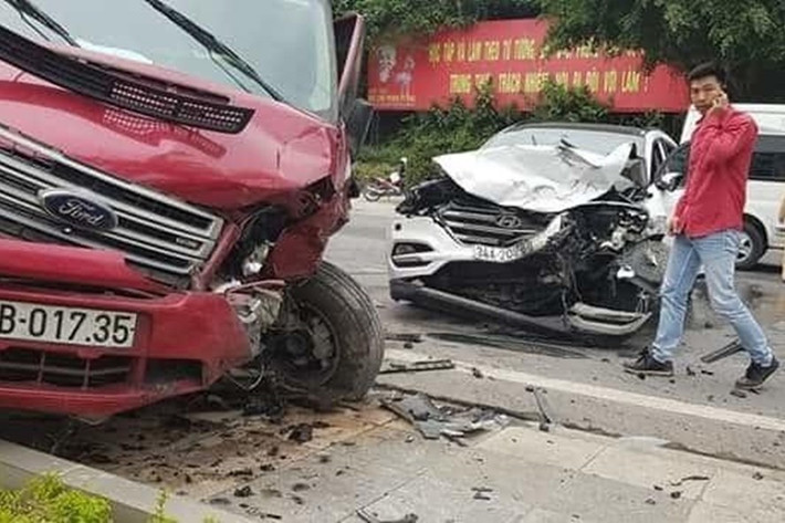 Hâu quả, vụ tai nạn khiến 2 mẹ con đi xe máy và lái xe Tucson bị thương. Chiếc xe Tucson và Limousine Phúc Xuyên bị hư hỏng nặng. (Ảnh: CAQN)