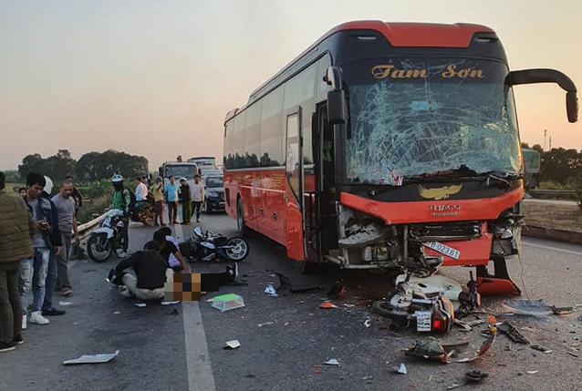 24. Xe khách tai nạn kinh hoàn trên cao tốc Hà Nội - Bắc Giang, một người tử vong: khoảng 16h35 chiều 3/12, một xe khách mang BKS: 37B - 023.61 va chạm với một xe khách khác mang BKS 98B 021.47 và 2 xe máy (chưa rõ BKS) lưu thông cùng chiều tại cao tốc Hà Nội – Bắc Giang, đoạn thuộc địa phận xã Ninh Hiệp, huyện Gia Lâm, TP Hà Nội. (Ảnh: Giadinh)
