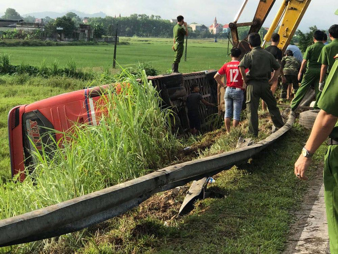 21. Xe giường nằm đi Lào lật, 21 người thương vong: Khoảng 4h sáng 9/10, một chiếc xe giường nằm mang BKS: 37B - 020.02 chở theo 21 người đi tuyến Nghệ An - Lào, khi di chuyển trên đường mòn Hồ Chí Minh đoạn qua địa bàn xã Sơn Trung thì bất ngờ mất lái lao thẳng xuống ruộng. (Ảnh: Tri Thức Trẻ)