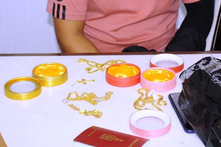 Cụ thể, vào ngày 26/11, môt phụ nữ quốc tịch Hồng Kông đã báo công an về việc bị kẻ gian rạch túi ở khu vực Nhà thờ Chánh tòa (Nhà thờ con gà) trên đường Trần Phú, lấy trộm 3,5 triệu đồng, 500 USD, 2 thẻ visa ngân hàng. Qua điều tra, cơ quan công an đã xác định Yagaazad Naranbat và Baasanjav Shinebayar chính là 2 đối tượng thực hiện vụ trộm cắp. (Ảnh: Daidoanket)
