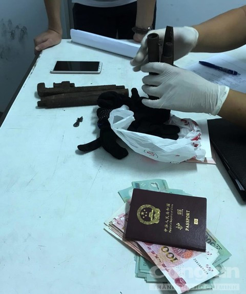 Bắt nhóm người nước ngoài chuyên đột nhập các DN trộm: Ngày 18/10, lãnh đạo Công an TP.Đà Nẵng đã bắt giữ các đối tượng người nước ngoài chuyên trộm cắp tài sản ở các công ty, doanh nghiệp trên địa bàn. (Ảnh: Congan)