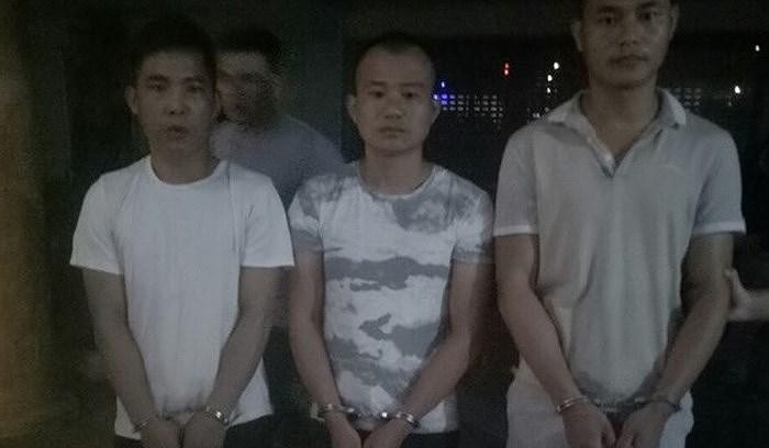 Nhóm người Trung Quốc lẻn vào nhà máy xi măng trộm hàng tỷ đồng: Trong các tháng 4, 5, 6 năm 2019, nhiều phòng làm việc của nhà máy xi măng Nghi Sơn (huyện Tĩnh Gia, Thanh Hóa), nhà máy xi măng Long Sơn (thị xã Bỉm Sơn, Thanh Hóa), nhà máy xi măng Công Thanh (huyện Tĩnh Gia), xảy ra 4 vụ kẻ gian đột nhập phá két sắt lấy đi số tiền, vàng lên đến khoảng 9 tỷ đồng. Qua điều tra, cơ quan chức năng đã xác định được nhóm đối tượng gây ra các vụ trộm trên gồm Liêu Chí Ba (SN 1988), Vi Kim Luyện (SN 1982) và Vi Chí Hằng (SN 1988) đều là người Trung Quốc. Đến đầu tháng 7/2019, công an tỉnh Thanh Hóa đã khởi tố vụ án, khởi tố bị can, bắt tạm giam 3 đối tượng trên để điều tra về hành vi trộm cắp tài sản. (Ảnh: ANTĐ)