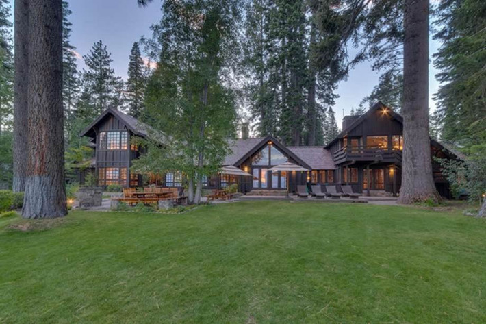 Mùa đông năm 2018, Mark Zuckerberg chi khoảng 59 triệu USD cho 2 căn biệt thự nằm sát hồ Tahoe, ở thành phố Tahoe, bang California. Ngôi nhà đầu tiên rộng hơn 494 m2, được xây dựng vào những năm 1920. Ảnh: Forbes.