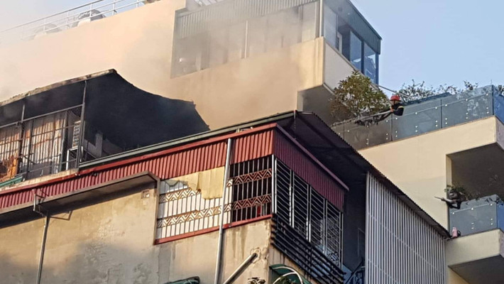 Khoảng 30 phút cứu hỏa, đám cháy tại chung cư House Xinh Group đã được khống chế.