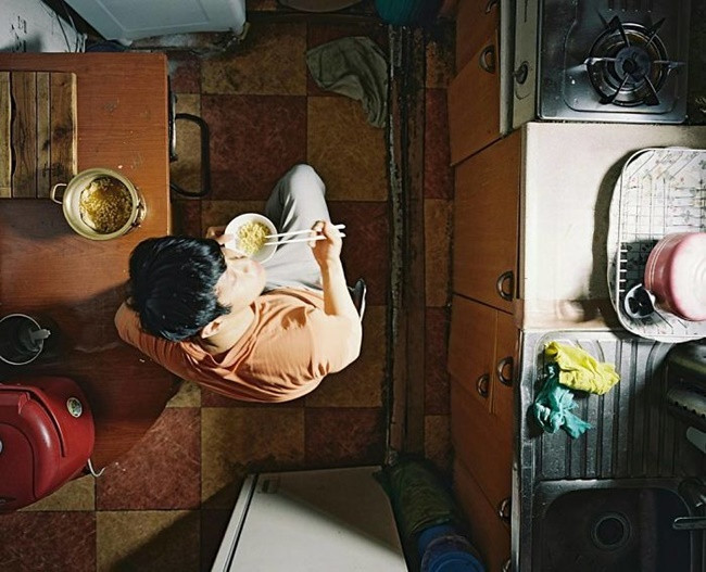 Trong mỗi phòng có một bàn làm việc, một giường và một tủ treo quần áo, còn nhà bếp và phòng tắm phải dùng chung.