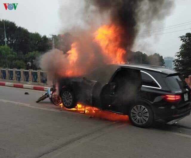 Nữ tài xế Mercedes gây tai nạn liên hoàn, một người tử vong: Khoảng 7h ngày 20/11, bà Vũ Thị Hồng Thái (SN 1971, ở phường Trung Hoà, quận Cầu Giấy, thành phố Hà Nội) điều khiển xe ô tô Mercedes GLC 250 mang BKS 30G-007.85 di chuyển từ Lê Văn Lương lên Láng Hạ, khi đến chân cầu vượt tại nút giao Lê Văn Lương - Nguyễn Ngọc Vũ đã đâm liên hoàn vào xe đạp điện và xe máy. (Ảnh: VOV)