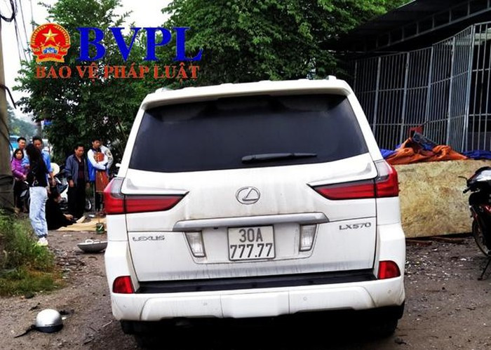 Hậu quả, vụ tai nạn khiến một người phụ nữ tử vong tại chỗ, xe máy và ô tô điều bị hư hỏng nặng. (Ảnh: Baovephapluat)