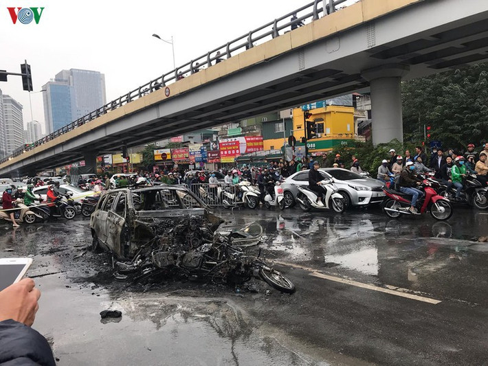 Nguyên nhân xảy ra vụ tai nạn, là do bà Thái nhấn phanh khi thấy nhiều phương tiện dừng đèn đỏ phía trước nhưng do đi giày cao gót và mất bình tĩnh nên đã đạp nhầm chân ga. (Ảnh: VOV)