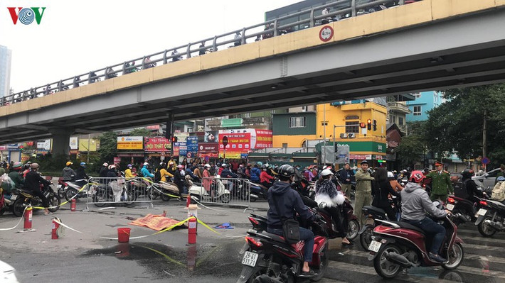 Hậu quả, vụ tai nạn khiến một người tử vong, các phương tiện (xe máy, xe đạp điện và xe đạp) và khiến các xe gây tai nạn bốc cháy. (Ảnh: VOV)