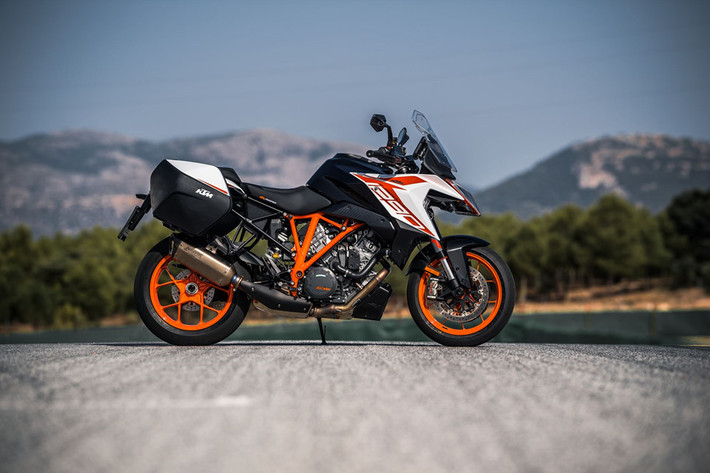 Sự thay đổi lớn nhất của Super Duke GT là bảng điều khiển thiết bị, màn hình TFT-LCD lớn hơn 6,5 inch thay thế cho màn hình 5 inch trên thế hệ cũ. Bảng điều khiển này được thiết kế chống chói nắng, cho phép kết nối với ứng dụng KTM My Ride tùy chọn và điện thoại thông minh của người lái.
