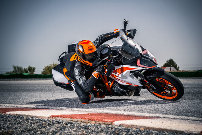Vẫn mang cùng động cơ V-twin LC8 góc nghiêng 75 độ dung tích 1.301 cc, Super Duke GT 2019 trang bị hộp số nâng cấp, van nạp mới và động cơ được tinh chỉnh, tạo ra công suất 175 mã lực và mô men xoắn 141 Nm.