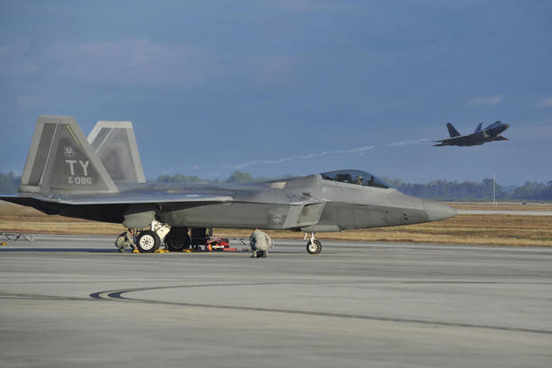 Các tiêm kích F-22 trước đây cũng tham gia cuộc không kích vào quân đội Syria nhằm đáp trả lại cáo buộc Damascus sử dụng vũ khí hoá học. Nguồn ảnh: USAF.