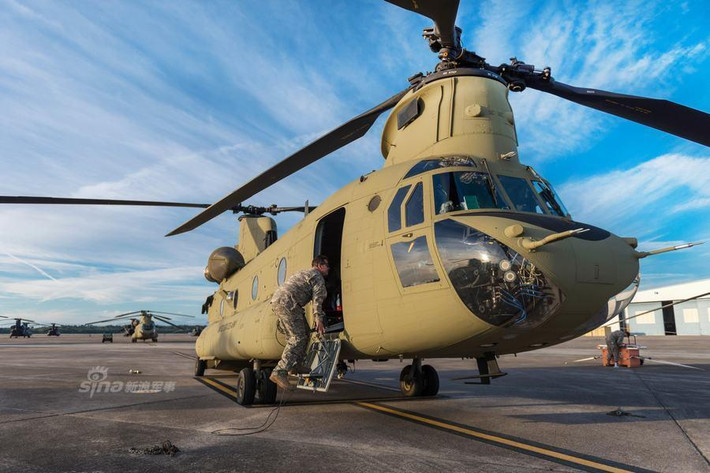 Ban đầu, CH-47 được thiết kế để trở thành trực thăng vận tải hạng trung, có trọng lượng rỗng 9.000 kg và trọng tải tối đa 3.000 kg. Tới phiên bản CH-47D, trọng lượng cất cánh tối đa của nó đã được tăng lên tới 22.680 kg biến nó thành trực thăng vận tải hạng nặng. Nguồn ảnh: Sina.