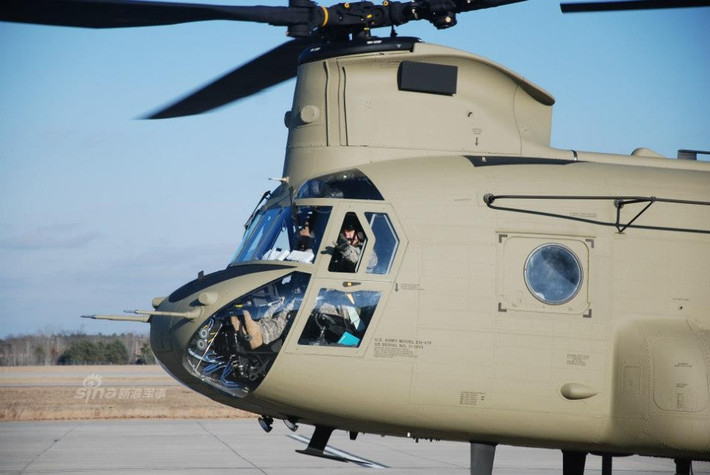 Việc Ấn Độ cử học viên phi công sang Mỹ để huấn luyện với máy bay CH-47 chứng tỏ rằng các hợp đồng mua vũ khí Mỹ của quốc gia này vẫn không bị ảnh hưởng dù rằng Ấn Độ hiện cũng đang ngồi vào bàn đàm phán để mua rất nhiều vũ khí Nga trong tương lai. Nguồn ảnh: Sina.