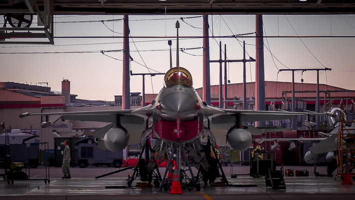 Cận cảnh một chiếc tiêm kích F-16 được bảo dưỡng đúng theo quy trình trong căn cứ sân bay quân sự của Mỹ. Nguồn ảnh: Geek.