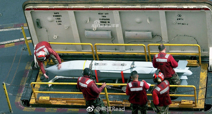 Các nhân lực làm nhiệm vụ vận chuyển vũ khí (trên tàu sân bay Mỹ là màu áo đỏ) cũng có vị trí hoạt động riêng, không phải sử dụng chung thang máy với các nhân lực bảo dưỡng máy bay hay phi công hoặc thuỷ thủ đoàn ở khu vực khác. Nguồn ảnh: Sina.