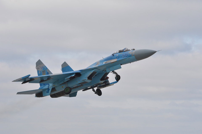 Tốc độ tối đa của Su-27 lên tới 2800 km/h, trần bay tối đa của loại chiến đấu cơ này lên tới 18 km. Đây là những đặc điểm cực kỳ quan trọng để Su-27 đảm nhận tốt được nhiệm vụ đánh chặn và chiếm ưu thế trên không. Nguồn ảnh: BI.