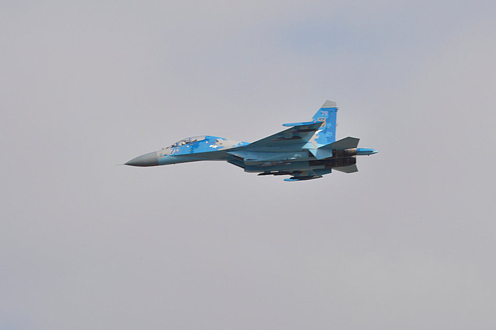 Tiêm kích Su-27 có thể mang theo tối đa 10 tên lửa không đối không bao gồm các loại AA-10 và AA-11. Ngoài ra nó cũng được trang bị với pháo 30mm GSh-301 và có khả năng mang theo bom FAB-100. Nguồn ảnh: BI.