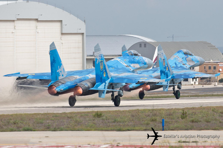 Hiện tại các thông tin về nguyên nhân của vụ tai nạn Su-27UB hôm thứ ba vừa rồi ở Ukraine vẫn rất mù mờ, chưa rõ vụ việc có nguyên nhân do lỗi kỹ thuật hay do lỗi của con người. Nguồn ảnh: Aviation.