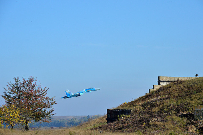 Flanker được phát triển trong vòng vài năm ngay sau khi Không quân Mỹ cho ra đời F-15 và F-16 - hai chiến đấu cơ siêu hiện đại của Mỹ biến cả Không quân Liên Xô trở thành lỗi thời. Su-27 chính là con bài của Moscow nhằm lấy lại "thế cân bằng" với Washington. Nguồn ảnh: BI.