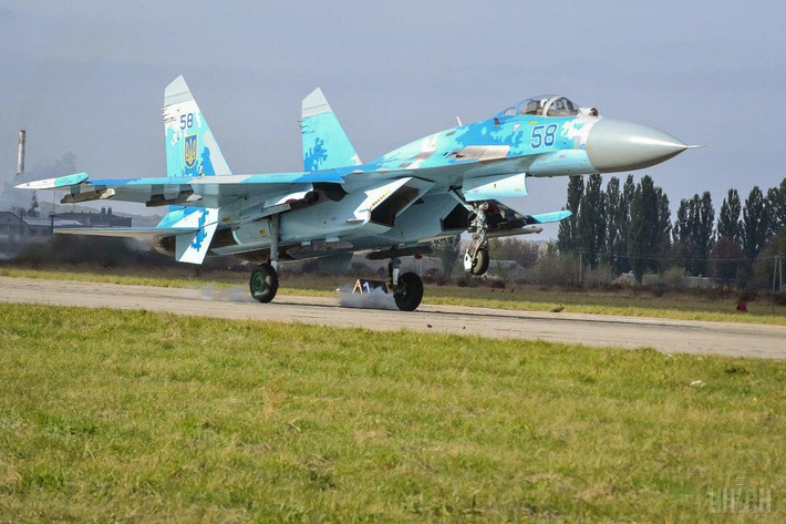 Chiếc Su-27 vừa rơi ở Ukraine vừa rồi là phiên bản huấn luyện mang mã Su-27UB. Su-27UB được cất cánh lần đầu từ năm 1985, có khả năng mang vũ khí và cũng có hệ thống điều khiển vũ khí giống Su-27 kèm theo rất ít chi tiết bị chỉnh sửa. Cơ bản nhất là nó có hai ghế ngồi - phù hợp với mục đích làm phi cơ huấn luyện. Nguồn ảnh: Pinterest.