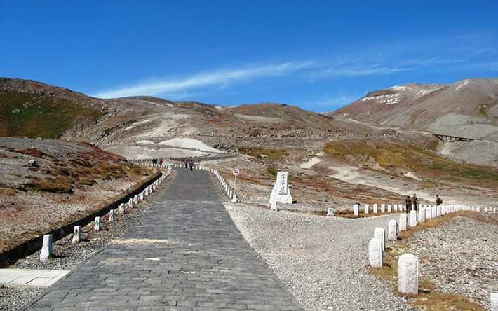 Đường đi bộ lên núi.