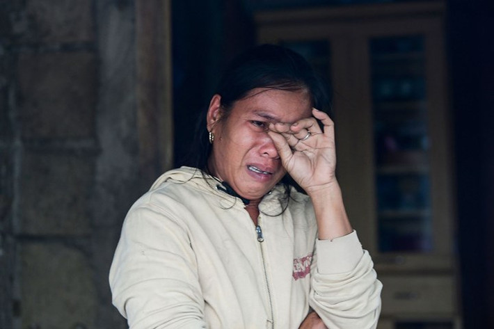 Người phụ nữ không kìm nổi nước mắt trước những thiệt hại mà gia đình phải gánh chịu khi siêu bão Mangkhut càn quét thị trấn Baggao, tỉnh Cagayan. Ảnh: AFP/Getty.