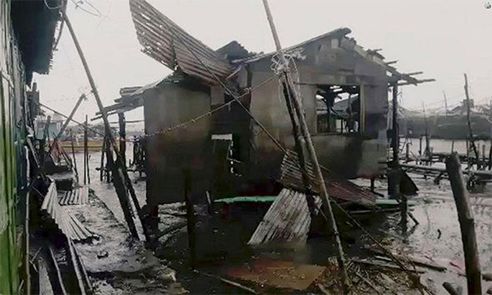 Hình ảnh một ngôi nhà bị bão Mangkhut xé nát. Ảnh: Reuters.