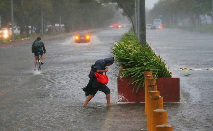 Siêu bão Mangkhut với sức gió giật mạnh lên đến 255km/h hoành hành hơn 20 giờ trên đảo Luzon, Philippines hôm 15/9, làm ít nhất 14 người thiệt mạng. Ảnh: AP.