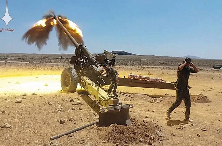 Pháo kéo M-46 130mm của Quân đội Syria khai hỏa, tầm bắn tối đa của pháo M46 là 27km còn sử dụng đạn pháo tăng tầm thì tầm bắn có thể lên tới 38km. ốc độ bắn của pháo phụ thuộc nhiều vào độ thuần thục của kíp pháo thủ, nhưng với kỹ năng tốt pháo 130mm loại này sẽ đạt tốc độ 6 viên/phút trong trạng thái bình thường, còn nếu bắn lâu thì tốc độ khoảng 5 viên/phút, trong khi bắn cấp tập thời gian ngắn có thể đạt tốc độ tới 8 viên/phút. Nguồn ảnh: damasnow.