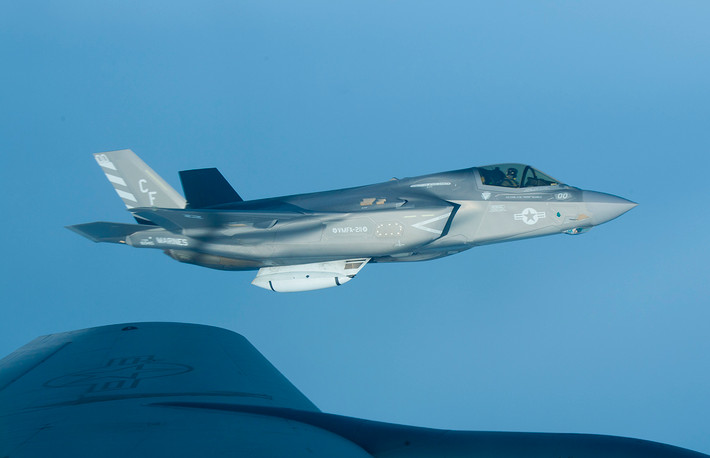 Theo Reuters đưa tin, chiếc tiêm kích tàng hình F-35B của Thủy quân Lục chiến Mỹ bị phá hủy hoàn toàn sau vụ tai nạn trong buổi huấn luyện hôm 28/9 ở bang Nam Carolina. May mắn là phi hành đoàn chiếc F-35B trên đã phóng ghế thoát hiểm an toàn, bị một số vết thương nhưng không nguy hiểm đến tính mạng.