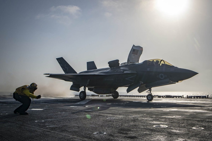 F-35B là phiên bản được phát triển cho Thủy quân Lục chiến Mỹ, nổi bật nhờ khả năng cất cánh trên đường băng ngắn và hạ cánh thẳng đứng (STOVL), cho phép nó hoạt động trên các tàu đổ bộ có sàn đáp nhỏ hơn tàu sân bay thông thường.