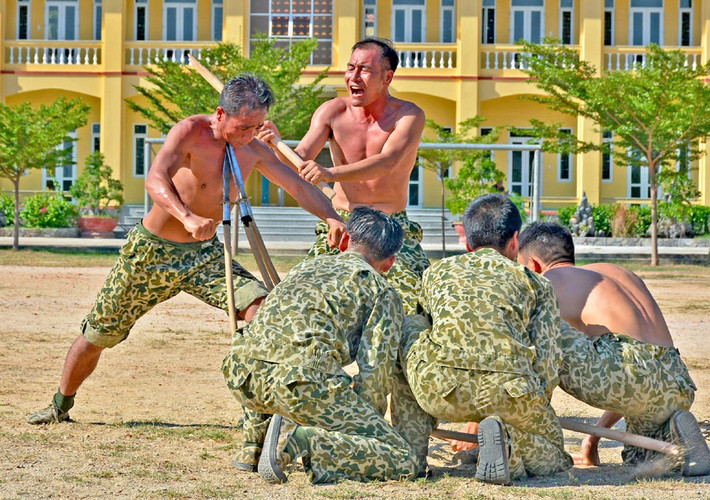 Yết hầu đẩy mũi giáo sắc nhọn, gậy đập phía sau vẫn không hề hấn.