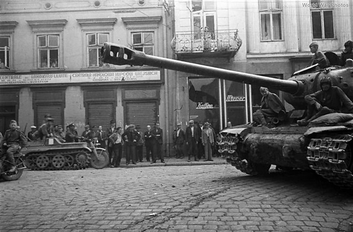 Uy lực của IS-2 buộc quân Đức phải áp dụng chiến thuật mới. Theo đó, quân Đức sẽ huy động số xe tăng áp đảo đối thủ, tấn công thọc sườn và bao vây xe tăng Liên Xô, sau đó tấn công những vị trí dễ tổn thương như đuôi xe và mặt sau tháp pháo từ khoảng cách gần.