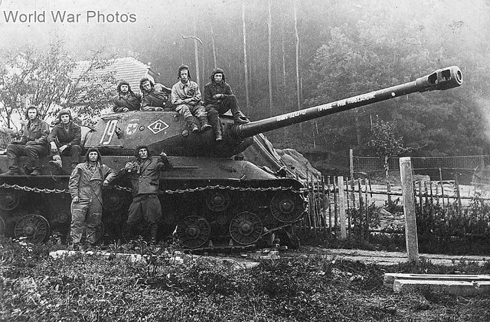 Sau nhiều nỗ lực, vào tháng 1/1944, Liên Xô cho ra mắt xe tăng hạng nặng IS-2 với biệt danh "xe tăng của Stalin", sở hữu lớp giáp trước dày và pháo chính cỡ nòng 122 mm để đối đầu với các xe tăng hạng nặng của Đức. Đây được coi là át chủ bài để Hồng quân Liên Xô xóa sổ lực lượng thiết giáp đối phương ở Mặt trận phía Đông, cũng là mũi nhọn tiên phong trong trận đánh cuối cùng ở Berlin.