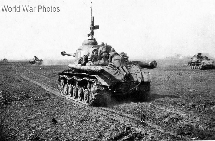 Lần thực chiến đầu tiên của xe tăng hạng nặng IS-2 diễn ra vào tháng 2/1944 ở trận Korsun Chevchenkovski tại Ukraine. Sau đó hai tháng, một đơn vị gồm 10 xe IS-2 thuộc Trung đoàn số 72 đã phá hủy khoảng 41 xe tăng Tiger và xe diệt tăng Ferdinand của Đức, trong khi chỉ mất 8 chiếc. Giáp trước của IS-2 chứng tỏ được khả năng chịu đạn pháo 88 mm của Đức ở khoảng cách 1.000 m.