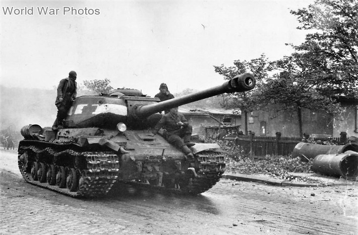 Theo Tanks Encyclopedia, trong giai đoạn đầu của Chiến Tranh Thế giới thứ 2, Liên Xô nhờ sở hữu xe tăng hạng nặng KV với lớp giáp thép dày 120 mm, có khả năng chống chịu hỏa lực mạnh của xe tăng Đức. Tuy nhiên, lợi thế này dẫn mất đi khi quân Đức từ cuối năm 1941 cải tiến pháo phòng không Flak-36 88 mm thành vũ khí chống tăng, dễ dàng tiêu diệt xe tăng KV. Lúc này nhiều người bắt đầu chỉ trích KV vì khả năng cơ động kém, tốc độ thấp, hệ thống truyền động kém tin cậy và khối lượng quá lớn